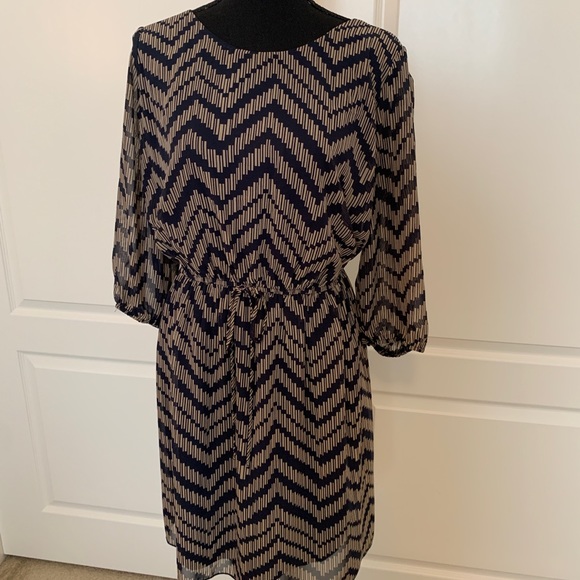 💙👗 Chevron Print Dress 💙👗 - Picture 2 of 13